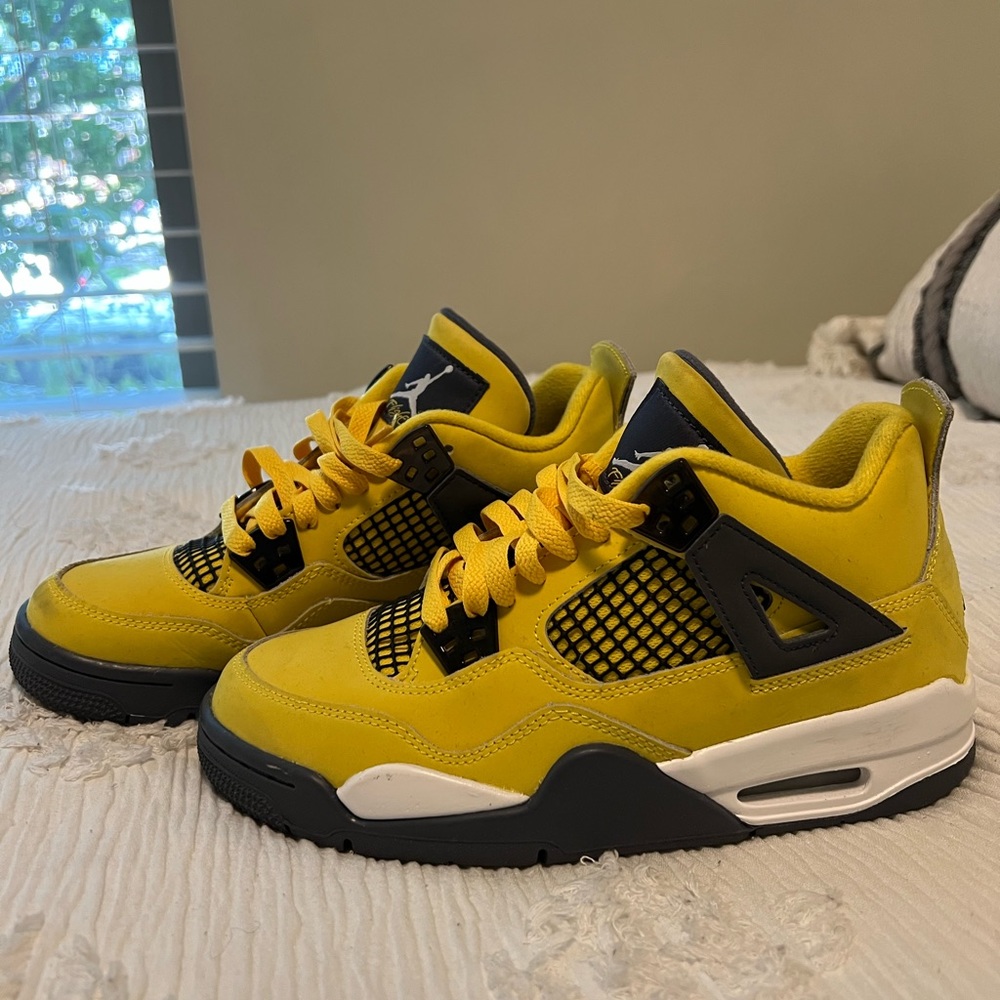 Air Jordan 4 Retro Lightning 2021